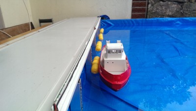 Auch der Schlepper kann automatisch an- und ablegen an den mit Magneten versehenen Fendern.